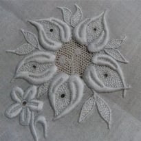 Démonstration de broderie blanche