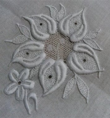 Démonstration de broderie blanche
