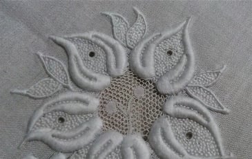 Démonstration de broderie blanche