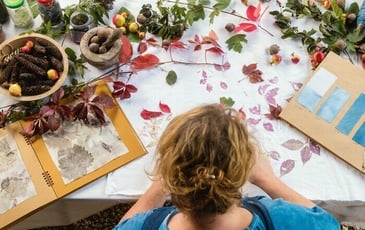 Démonstrations autour des couleurs végétales par l'artiste Julia Paget-Teixeira au musée de Vierzon