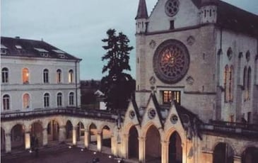 Visite guidée évoquant l'histoire d'un bâtiment autrefois séminaire, puis école nationale de Jeunes filles et maintenant lycées général, techno et pro
