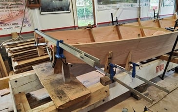 Visite d'un atelier de fabrication de barques et bateaux en bois